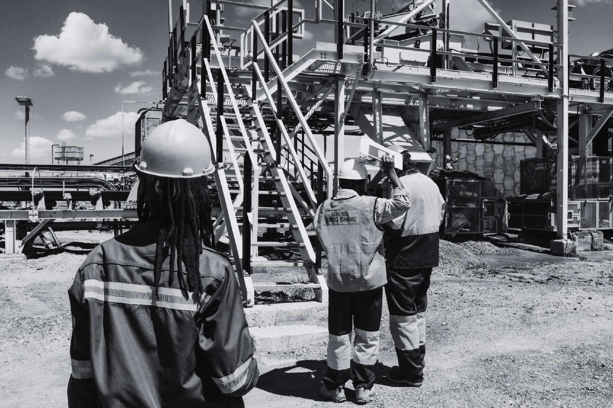 Equipo técnico trabajando en terreno